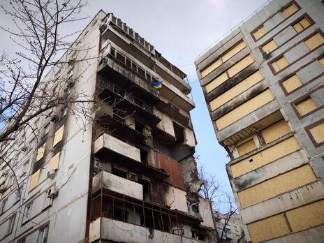 Зеленский осмотрел пострадавшие от российского ракетного удара дома в Запорожье