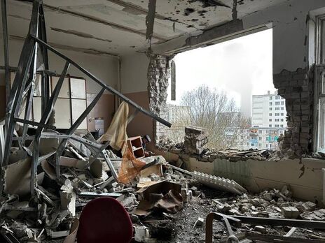 В обстрелянной оккупантами больнице повреждена система отопления, в окнах почти не осталось стекол