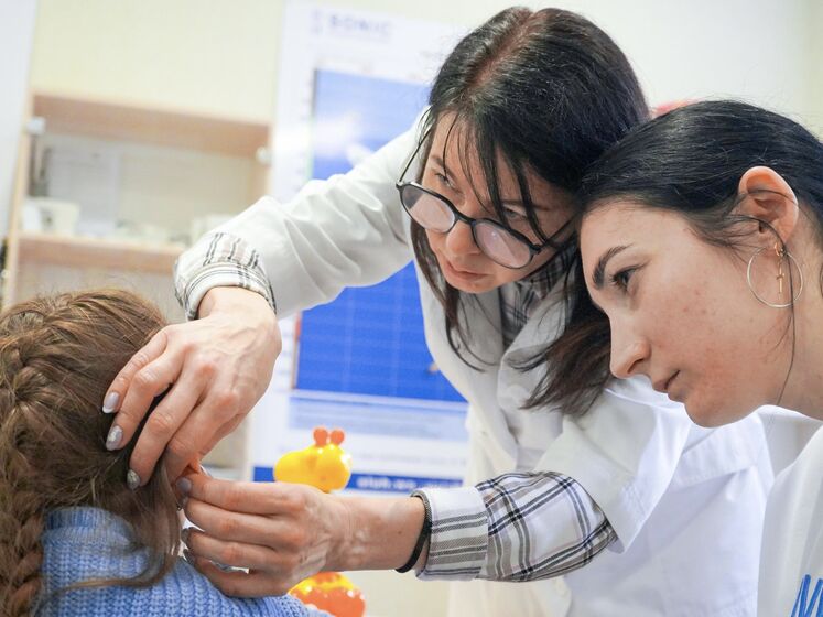 Пятилетняя переселенка из Херсона получила слуховые аппараты от Фонда Рината Ахметова