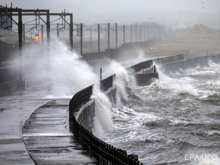 На Шотландию обрушился шторм "Барбара": закрыты школы, отключено электричество