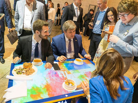 В Киеве и Львове откроются кафе с интерактивными столами. Видео