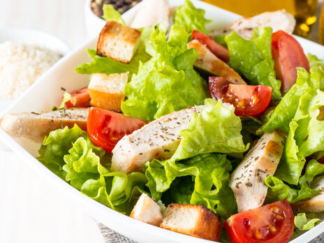 Салат "Цезарь", в отличие от овощных салатов, более калорийный