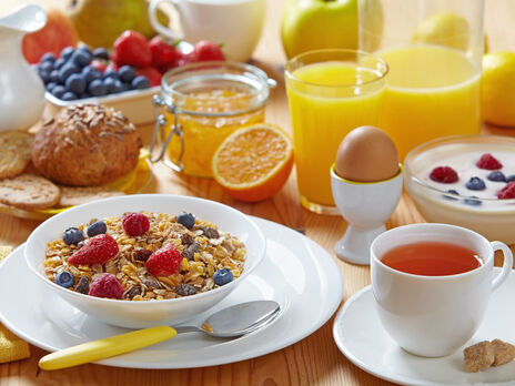 Пропуск завтрака не приведет к автоматическому перееданию или набору веса, считает эксперт