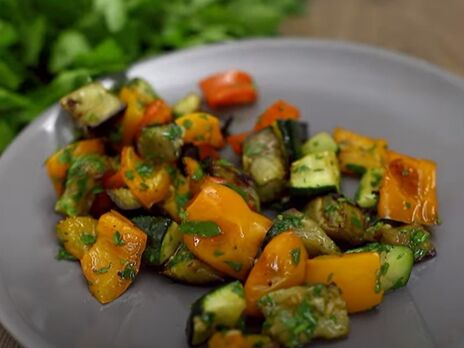 Смачний салат із запечених овочів з пікантним соусом. Простий рецепт і швидке приготування