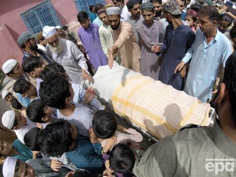 У Пакистані в тисняві у черзі по продовольчу допомогу загинуло щонайменше 16 людей