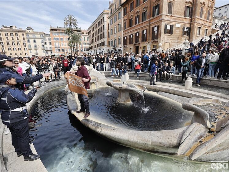 В Риме задержали трех экоактивистов, которые вылили "нефть" в фонтан столицы