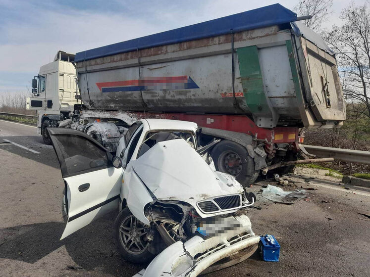 В Одеській області легковий автомобіль зіткнувся з вантажівкою, загинула подружня пара – поліція