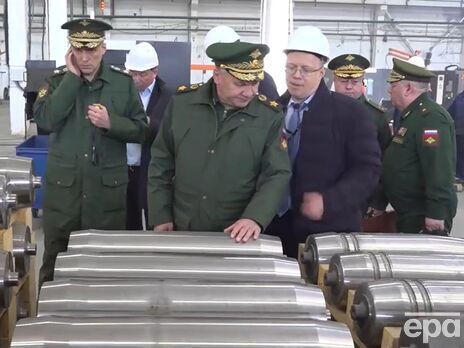 Шойгу (в центре) заявил, что РФ стала производить больше "как обычных, так и высокоточных" снарядов