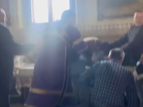 В сети распространили видео потасовки между священником и военным в Хмельницком. Полиция открыла уголовное производство