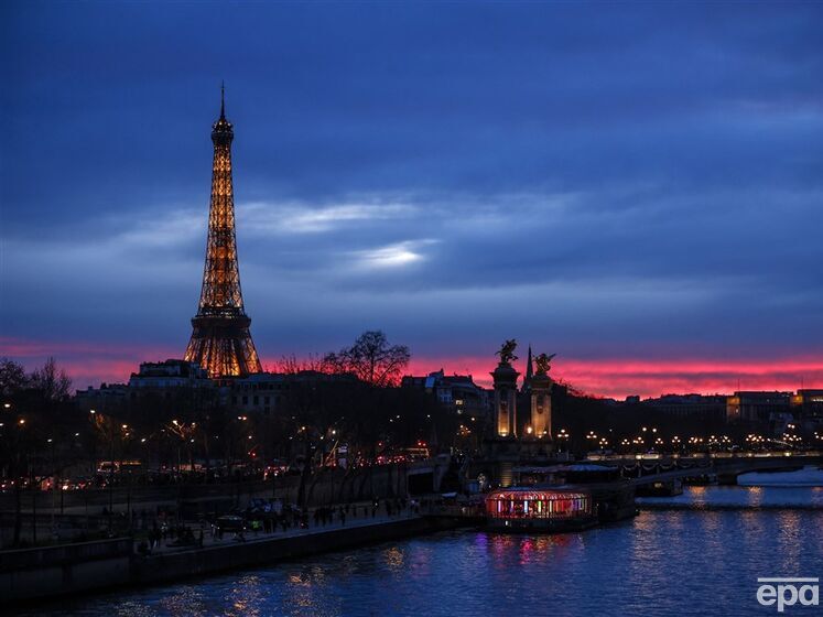 В Париже рядом с Эйфелевой башней установили ее копию. Видео