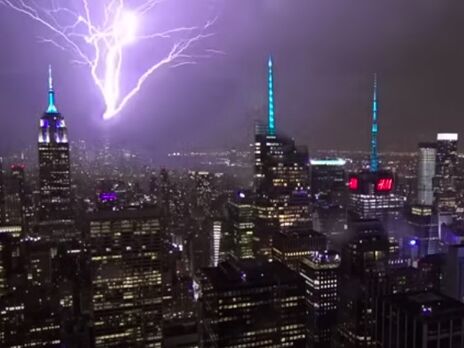 Молния попала в самое высокое здание в США. Видео