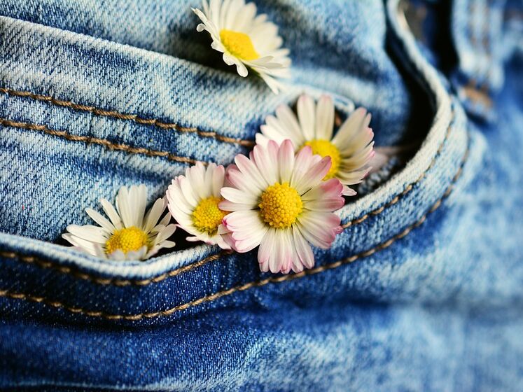 Названы самые модные джинсы весны. Главные тренды моды 2023 года