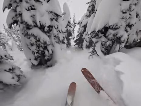 В США лыжник в горах чудом заметил и спас заживо погребенного под снегом сноубордиста. Видео