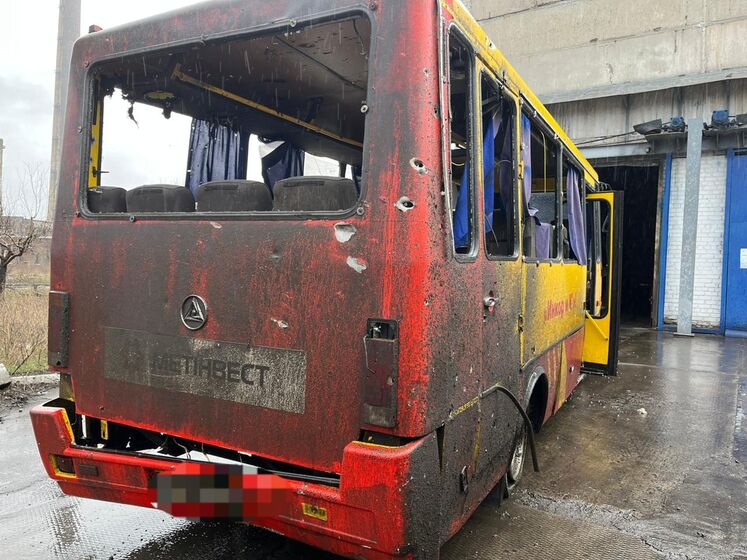 Окупанти під час обстрілу влучили у відомчий автобус в Авдіївці, водій залишився живим, пасажирка загинула