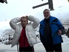 Люди з оточення Валерія Меладзе вибили камеру журналістам, які зняли його за кордоном у компанії дружини заступника міністра оборони країни-агресора РФ. Відео