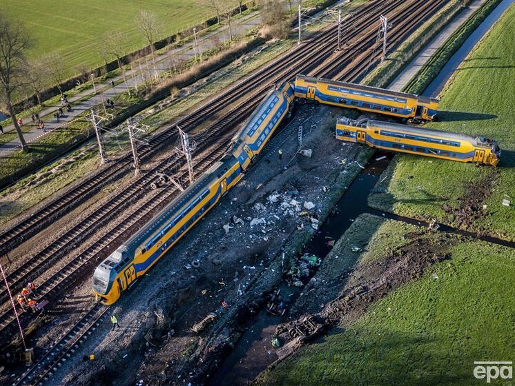 В Нидерландах поезд сошел с рельсов после столкновения со строительным краном, есть погибший