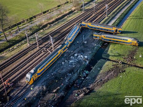 В Нидерландах поезд сошел с рельсов после столкновения со строительным краном, есть погибший