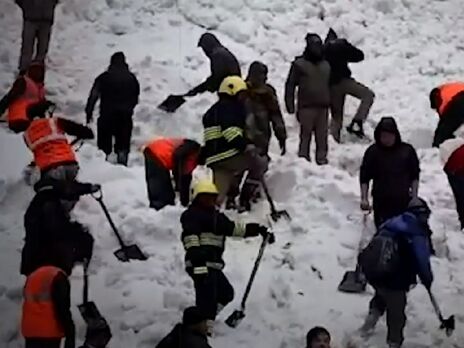 В Индии в результате схода лавины погибло семь туристов