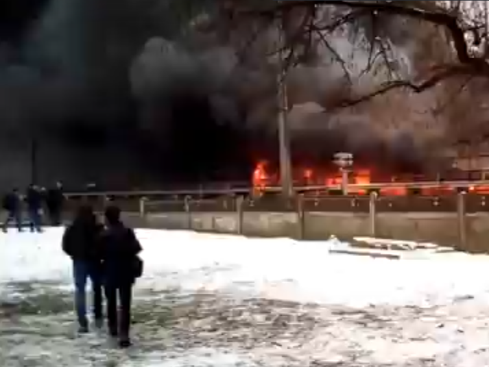 В Киеве возник пожар возле метро "Лесная". Видео 