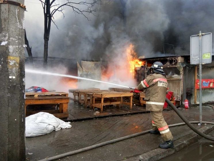 На месте пожара возле метро "Лесная" в Киеве найдено тело погибшей женщины