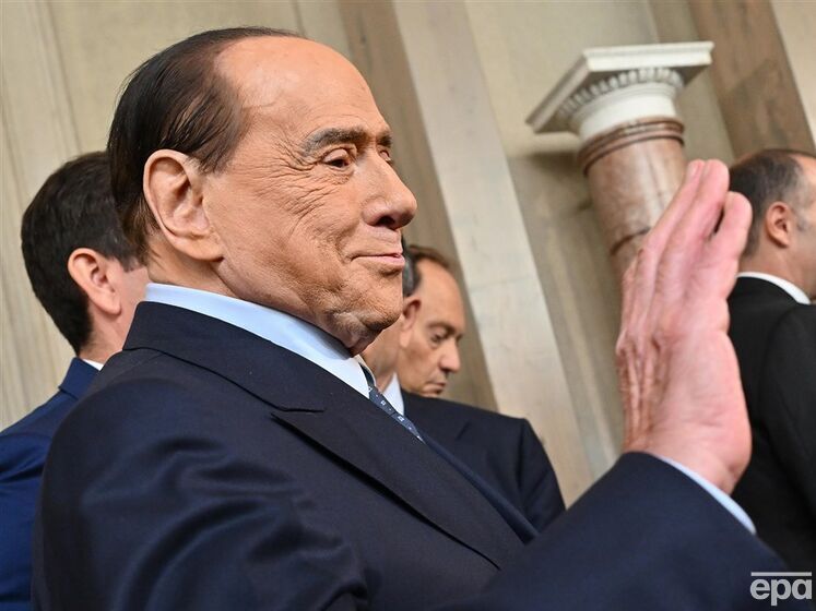 Экс-премьер Италии Берлускони попал в реанимацию