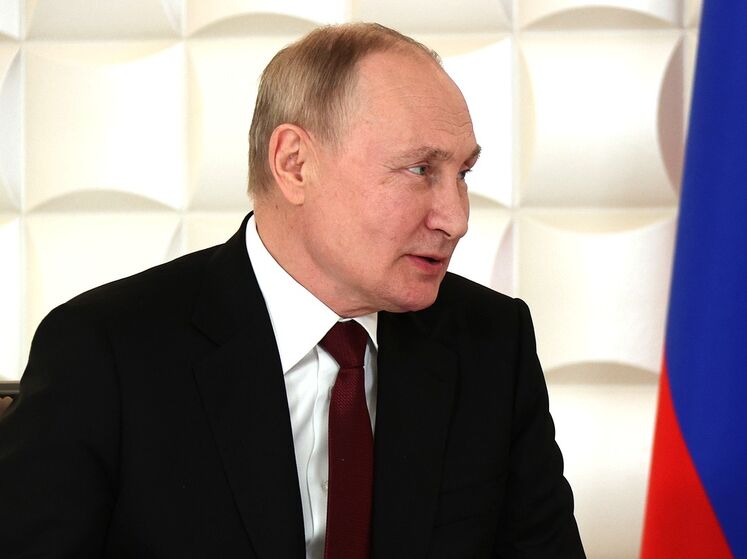 Путин не дождался аплодисментов от иностранных послов и несколько раз с ними прощался. Видео