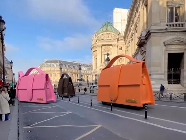 Представитель бренда Jacquemus рассказал, на самом ли деле гигантские сумки Le Bambino проехались по Парижу. Видео