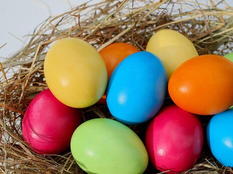 Названы самые вредные красители для пасхальных яиц