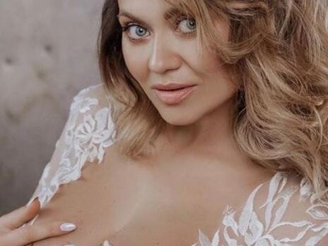 Саливанчук снялась в белом кружевном боди в разных позах и рассказала, чего не сделает ради популярности в сети