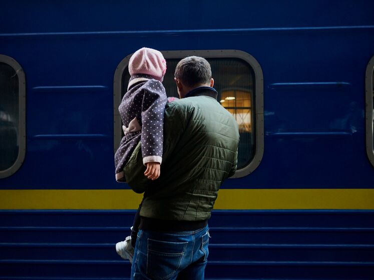 Українці, які переїхали з небезпечних регіонів країни потягами, можуть отримати грошову допомогу одразу на вокзалах &ndash; Мінреінтеграції