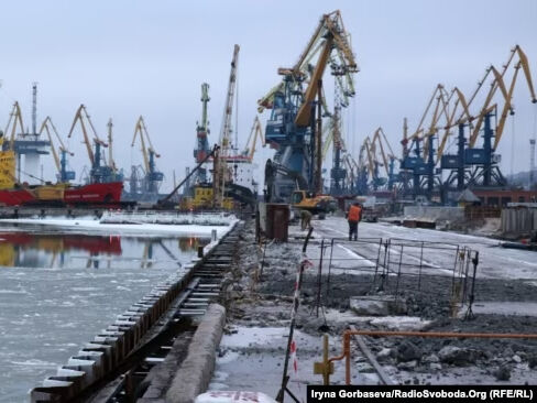Маріупольський порт готують до завезення російської зброї й вивезення краденого металу – депутат міськради
