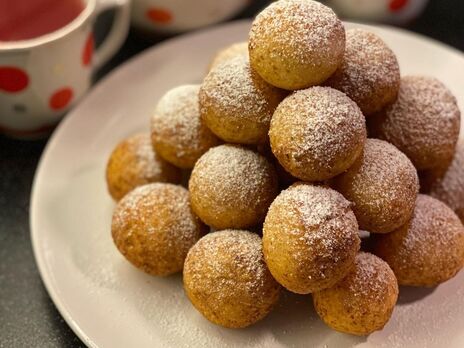Солодкі сирні кульки у фритюрі. Експертка пояснила головні правила приготування