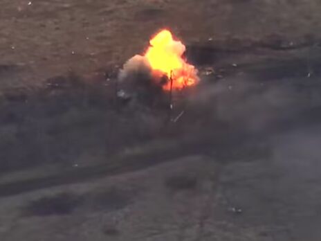 Под Бахмутом артиллеристы ВСУ уничтожили российскую БМП и склад боеприпасов. Видео