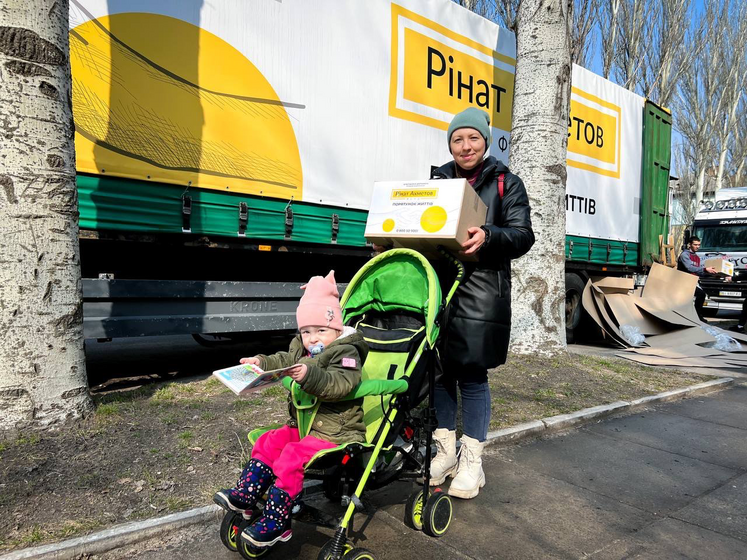 В Светловодске переселенцы с Донбасса получают гуманитарную помощь от Фонда Рината Ахметова