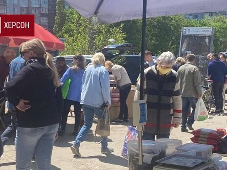 Щоденник окупації херсонця Клочка: Базар розквітає, що три кроки наливають горілку, самогон, лівий коньяк, чачу. Люди продають різний непотріб, багато псевдожебраків