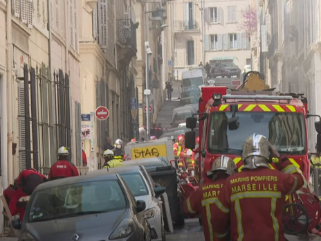 В Марселе взорвалось четырехэтажное здание. Под завалами ищут людей