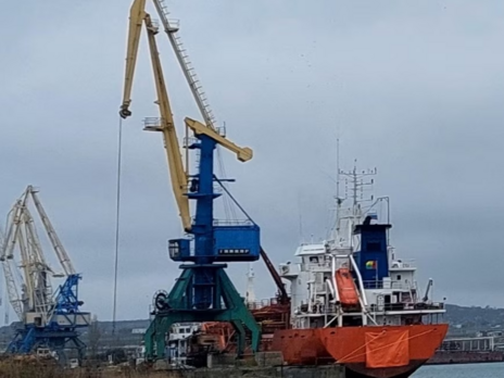 У порту в окупованому Росією Криму іноземне судно ховає свою назву під брезентом – ЗМІ. Фото