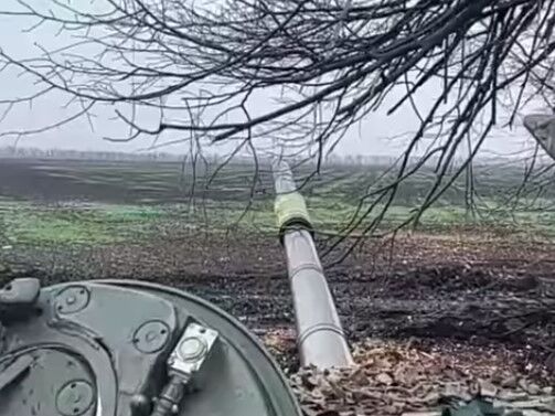 "Враг на расстоянии вытянутой руки". Украинские военные показали работу танкистов под Бахмутом. Видео