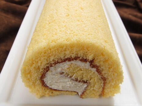 Нежный рулет со сгущенкой и арахисом. Кулинарный эксперт объяснила, зачем добавлять воду в бисквитное тесто