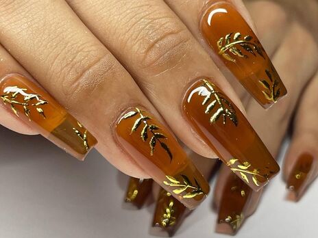 Янтарный фон, золотые узоры, звезды и матовая текстура. Как выглядит актуальный маникюр в шоколадных тонах