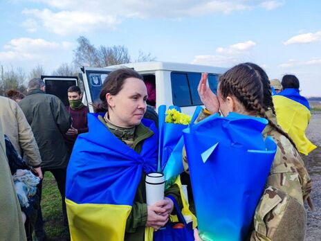 Під час чергового обміну полоненими в Україну повернулося 100 людей. Серед них – захисники Маріуполя й Гостомеля – Офіс президента