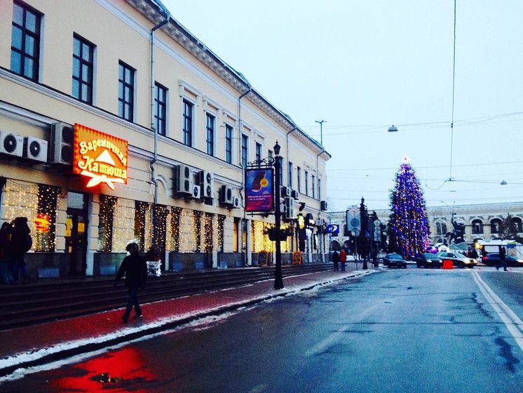 Контрактовую площадь в Киеве перекрыли для транспорта до 9 января