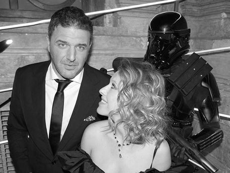 Собчак показала, как Виторган наряжает елку