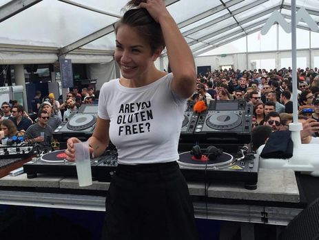 Девушка Лещенко Топольская назвала украинцев малодушными ушлепками и посоветовала почитать Библию