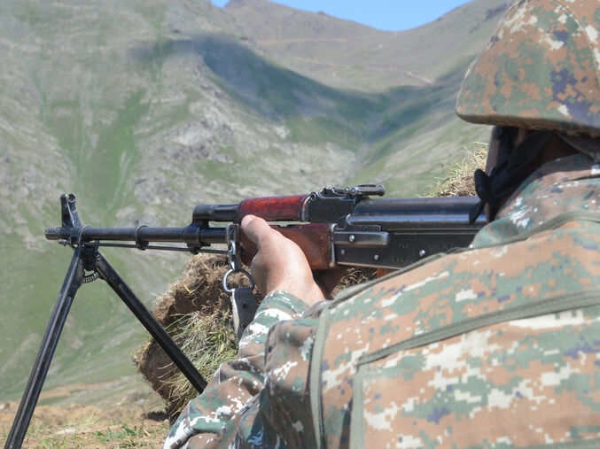 Военные Армении и Азербайджана обвинили друг друга в обстрелах, сообщается о погибших