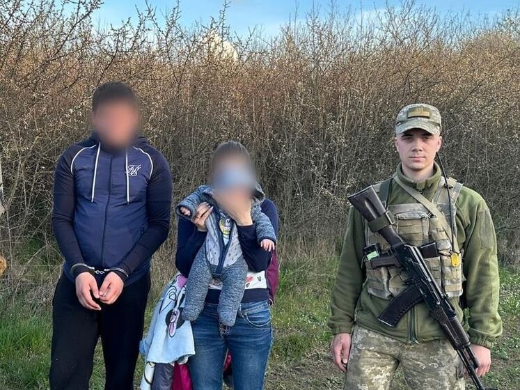 Мужчина с женщиной и младенцем пытались незаконно пересечь границу Украины и Словакии, их задержали &ndash; ГПСУ