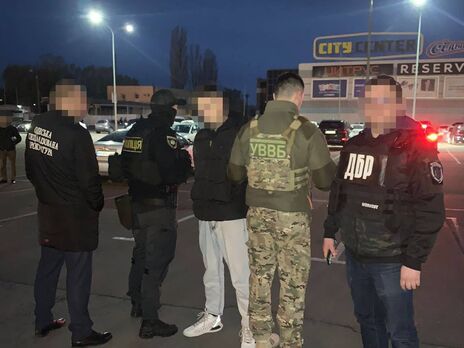 ДБР підозрює одеського прикордонника у крадіжці та збуті армійської зброї. Його затримали на місці злочину