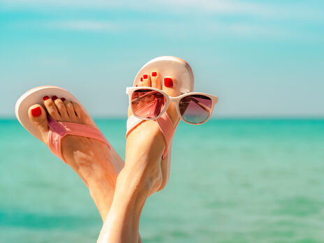 Трендовый педикюр этой весны – ярко-красный. Пять фото для вдохновения