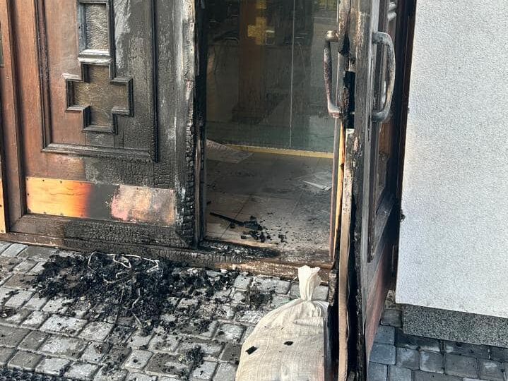 Во Львове подожгли двери храма УГКЦ, полиция задержала подозреваемого