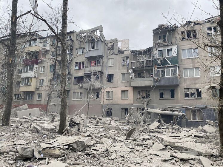 Оккупанты нанесли один из самых массированных ударов по Славянску в 2023 году, есть погибший и пострадавшие, под завалами многоэтажки находятся люди